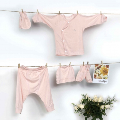 Set quần áo sơ sinh 5 món Comfybaby CF1020-SET5 chất modal làm từ sợi cây sồi siêu mềm và thoáng khí kháng khuẩn màu hồng.